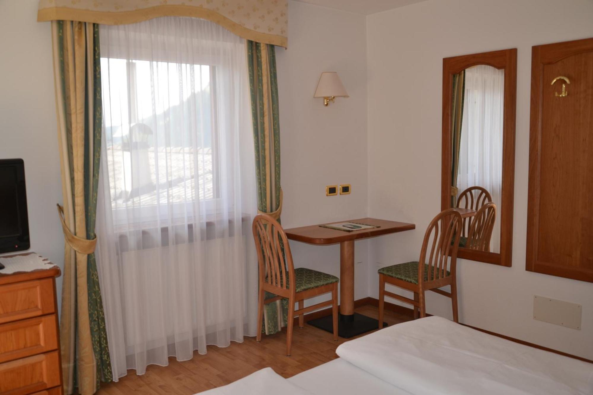 Hotel Scoiattolo Selva di Val Gardena Luaran gambar