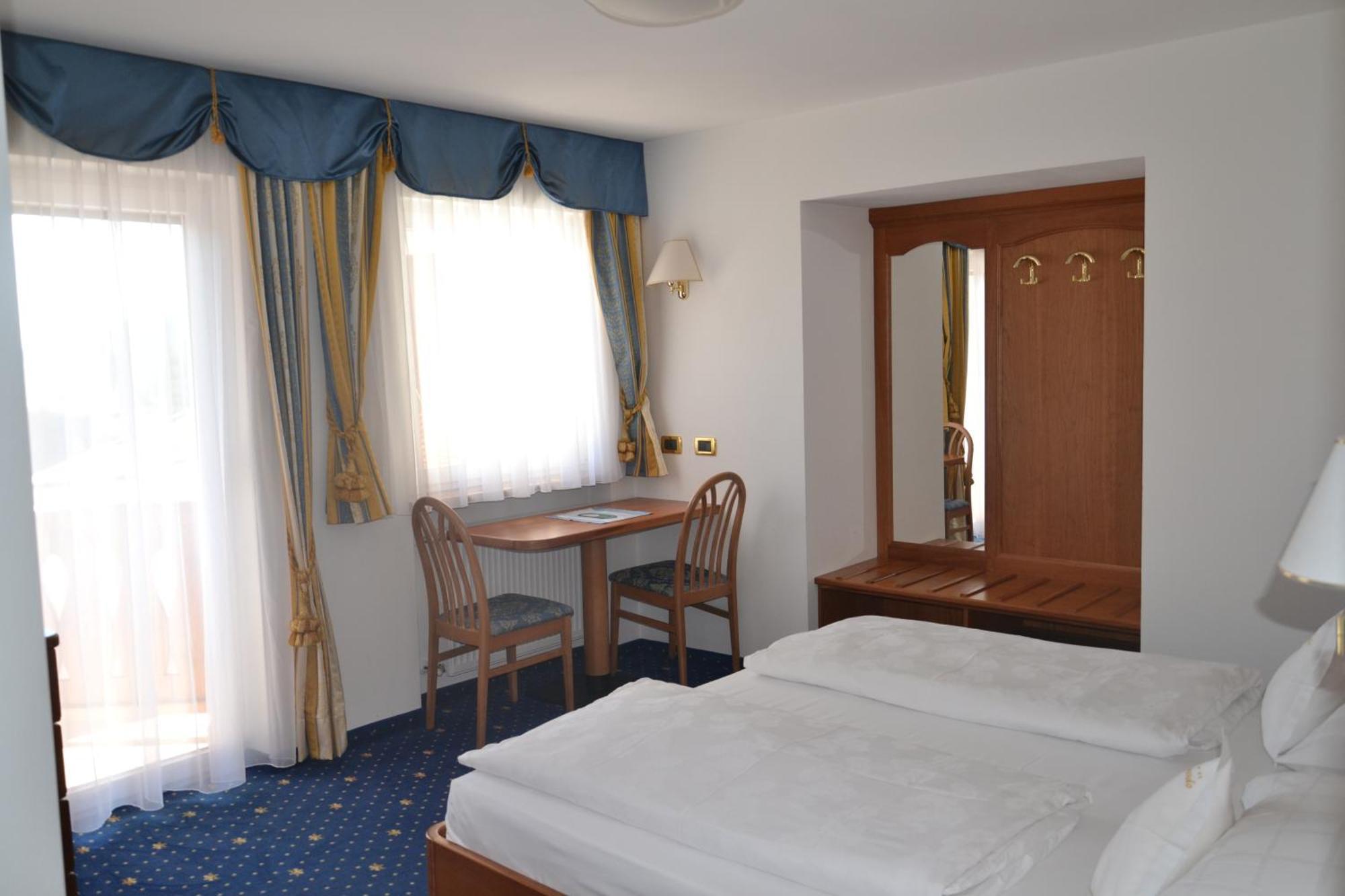 Hotel Scoiattolo Selva di Val Gardena Luaran gambar