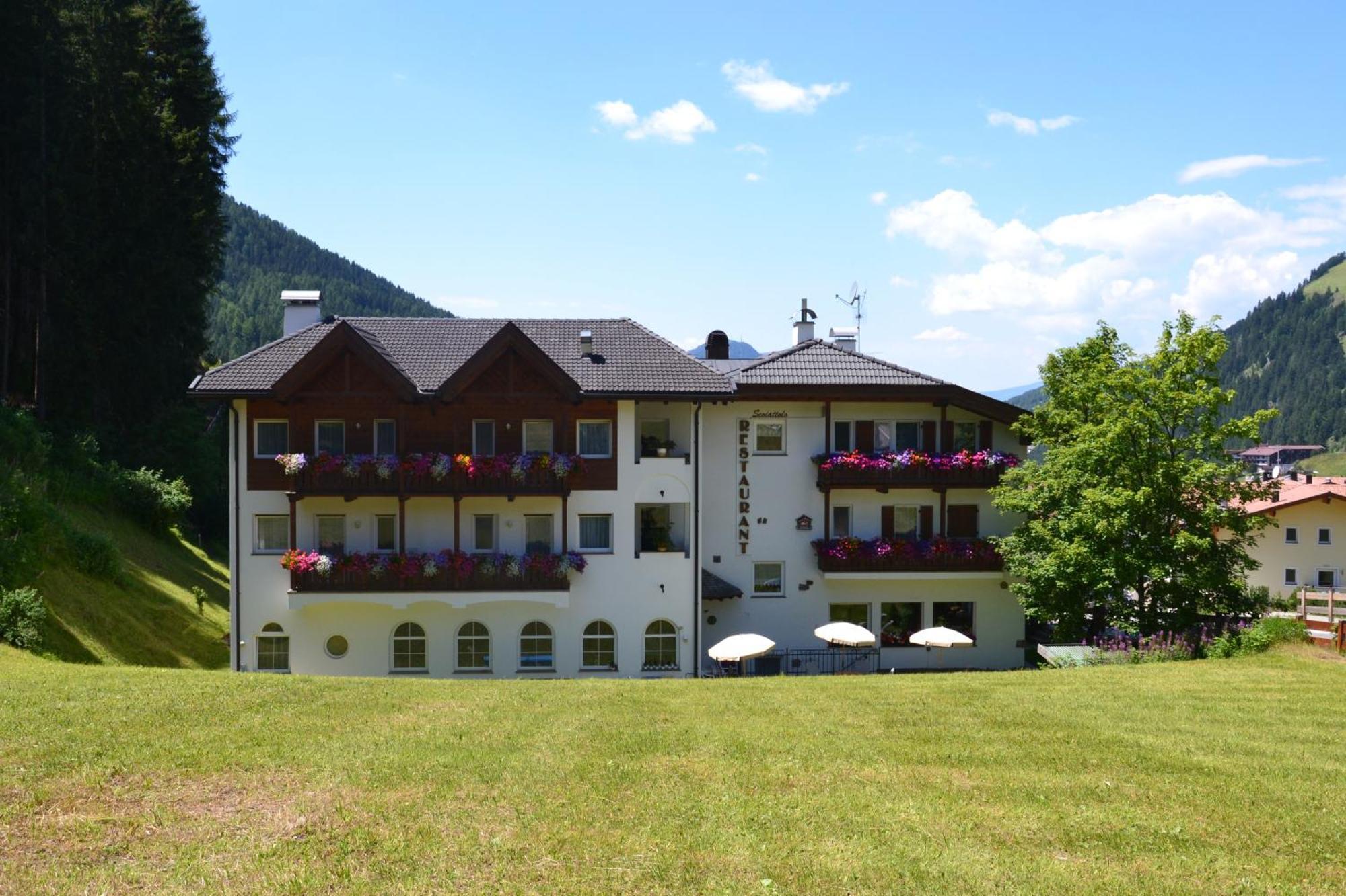 Hotel Scoiattolo Selva di Val Gardena Luaran gambar