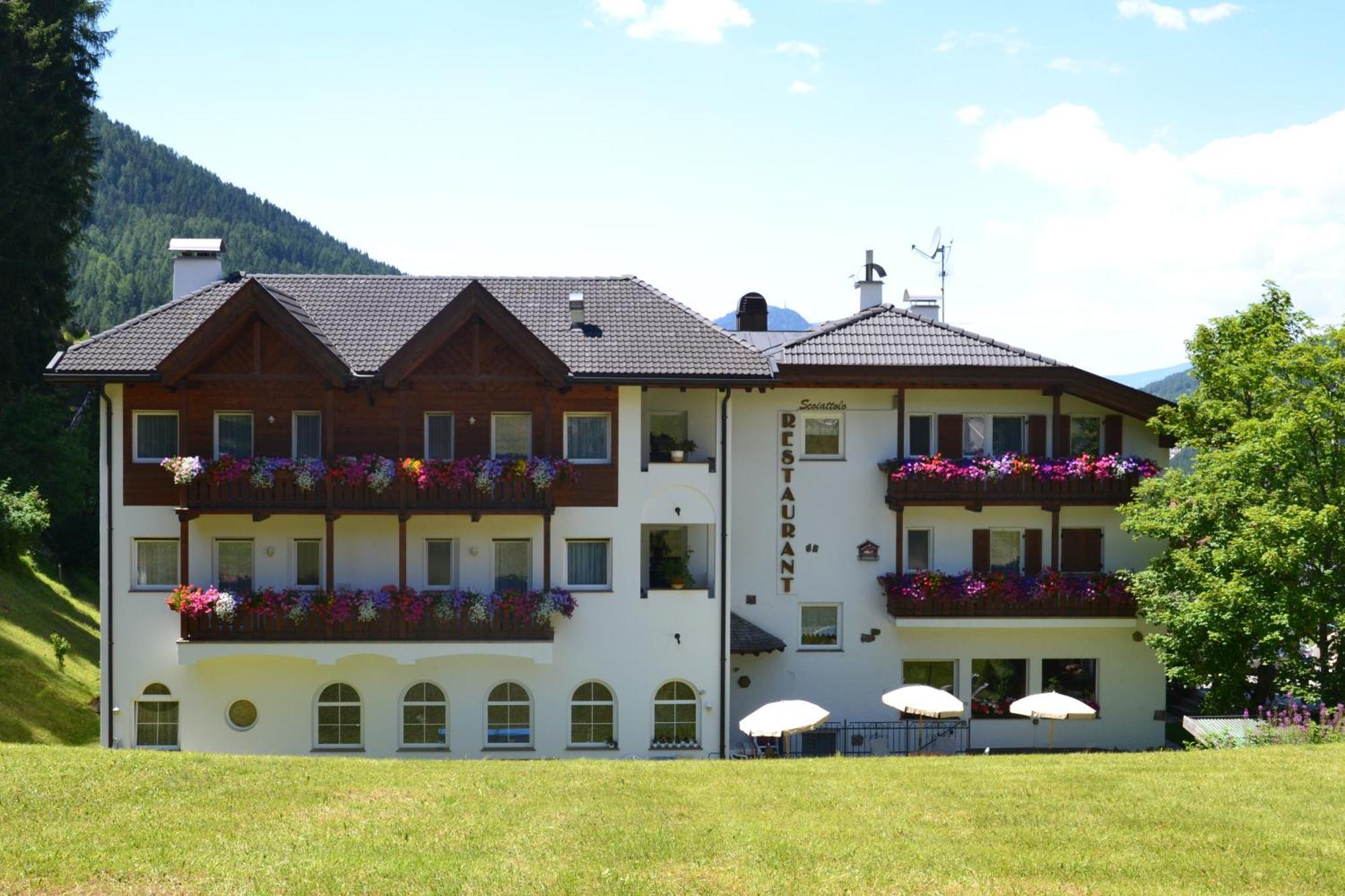 Hotel Scoiattolo Selva di Val Gardena Luaran gambar