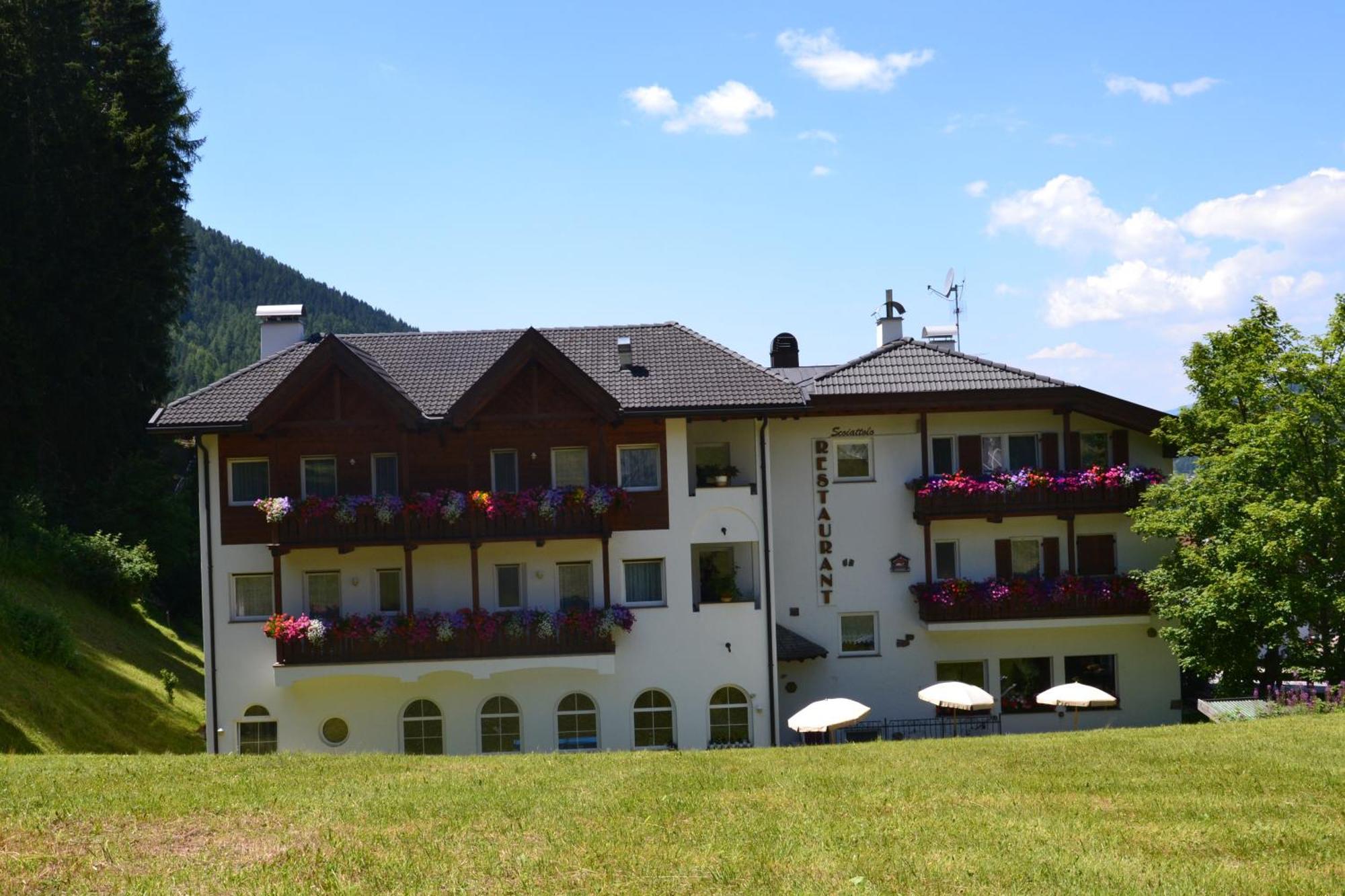 Hotel Scoiattolo Selva di Val Gardena Luaran gambar