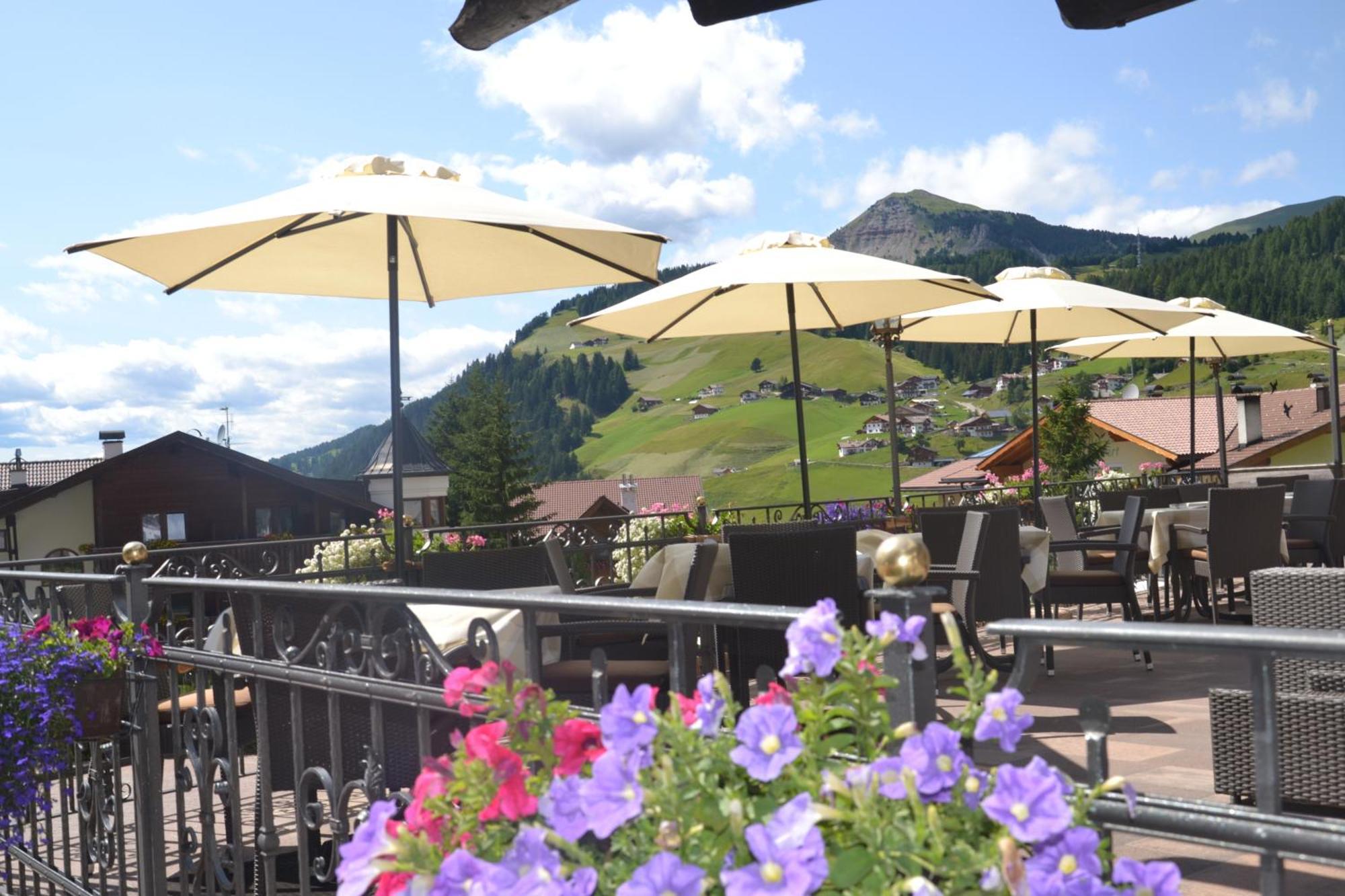 Hotel Scoiattolo Selva di Val Gardena Luaran gambar