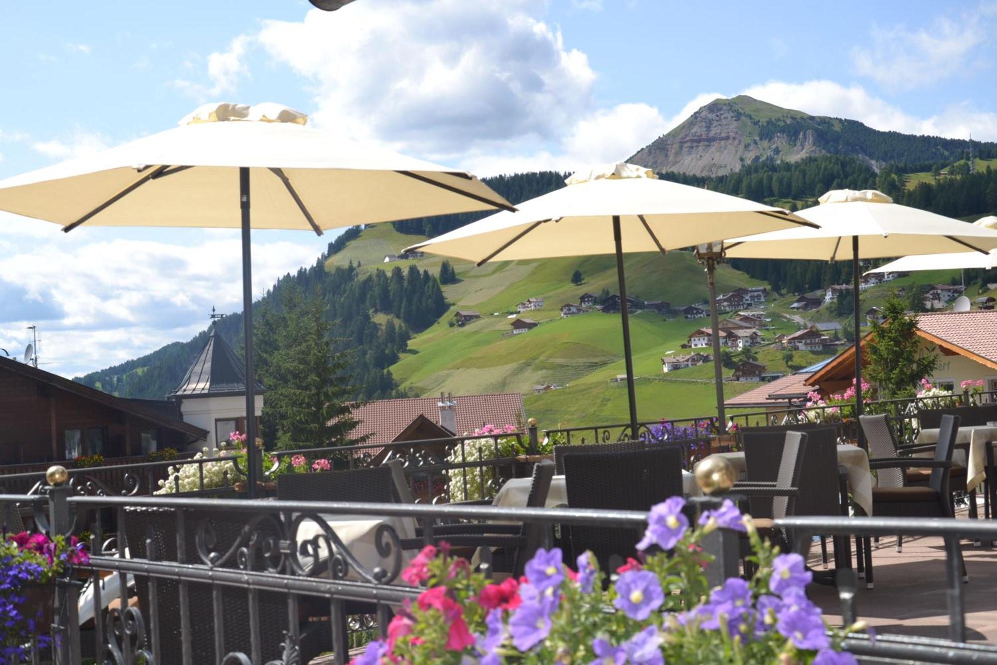 Hotel Scoiattolo Selva di Val Gardena Luaran gambar