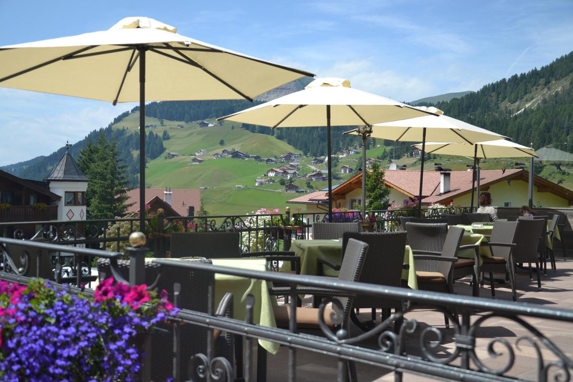 Hotel Scoiattolo Selva di Val Gardena Luaran gambar